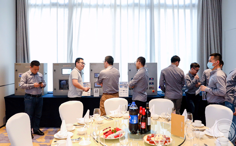 橡塑交流晚宴上，杰曼與客戶交流心得